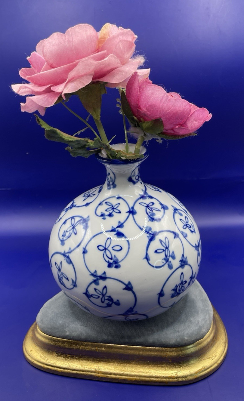 Chinese Plump White And Blue Flowers And Vine Design Bud Vase-